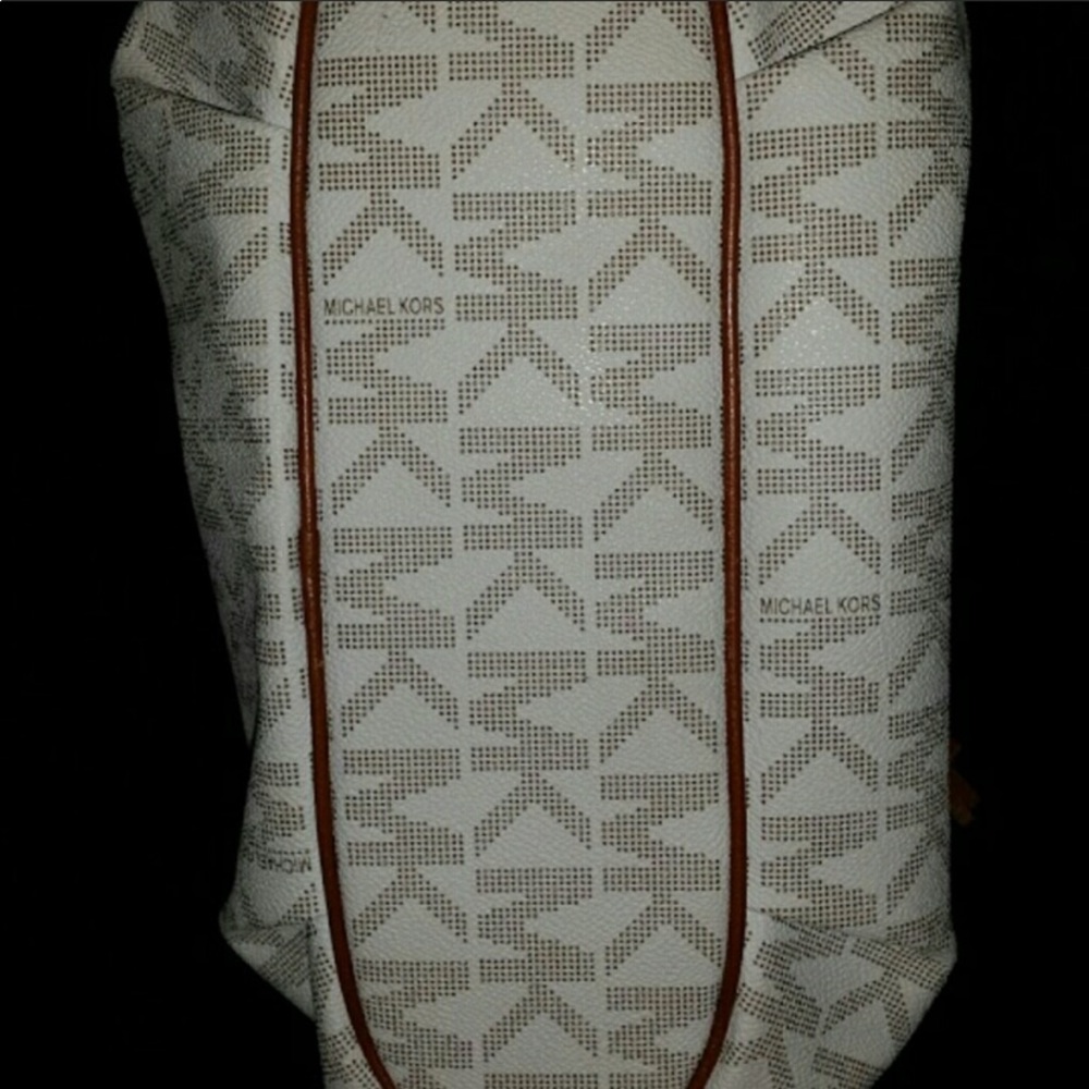 Michael Kors Bag ❌DEFECTIVE❌ - Picture 3 of 5
